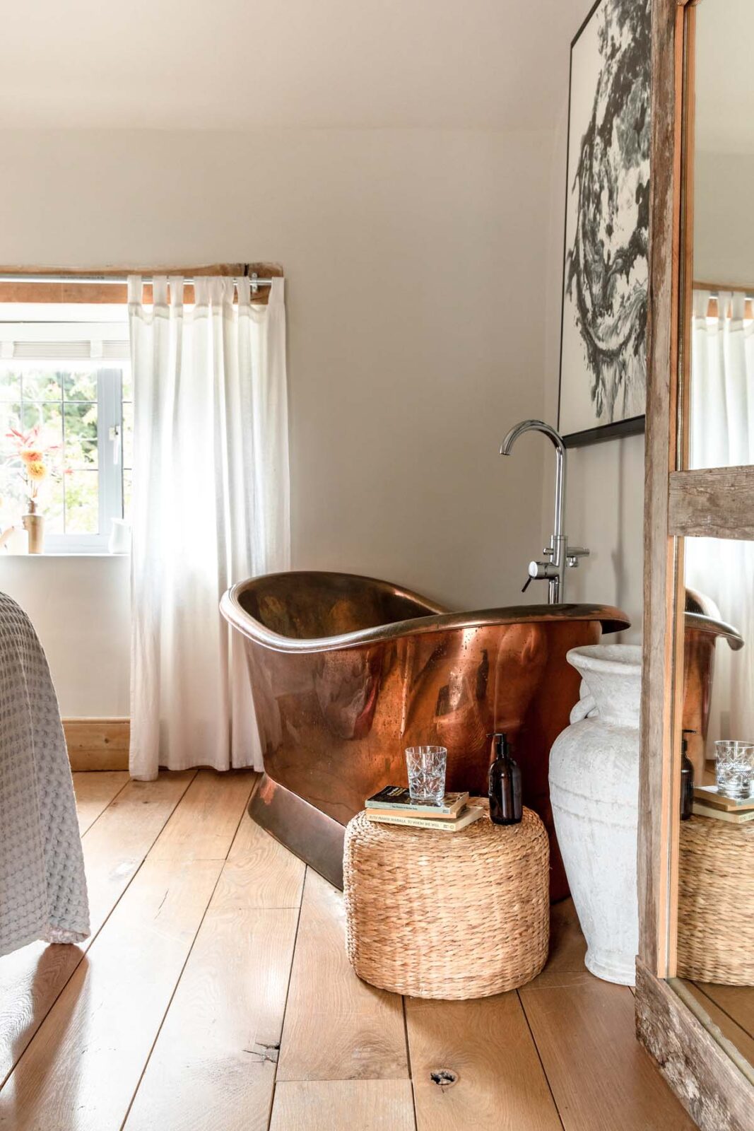 Copper ensuite bathtub