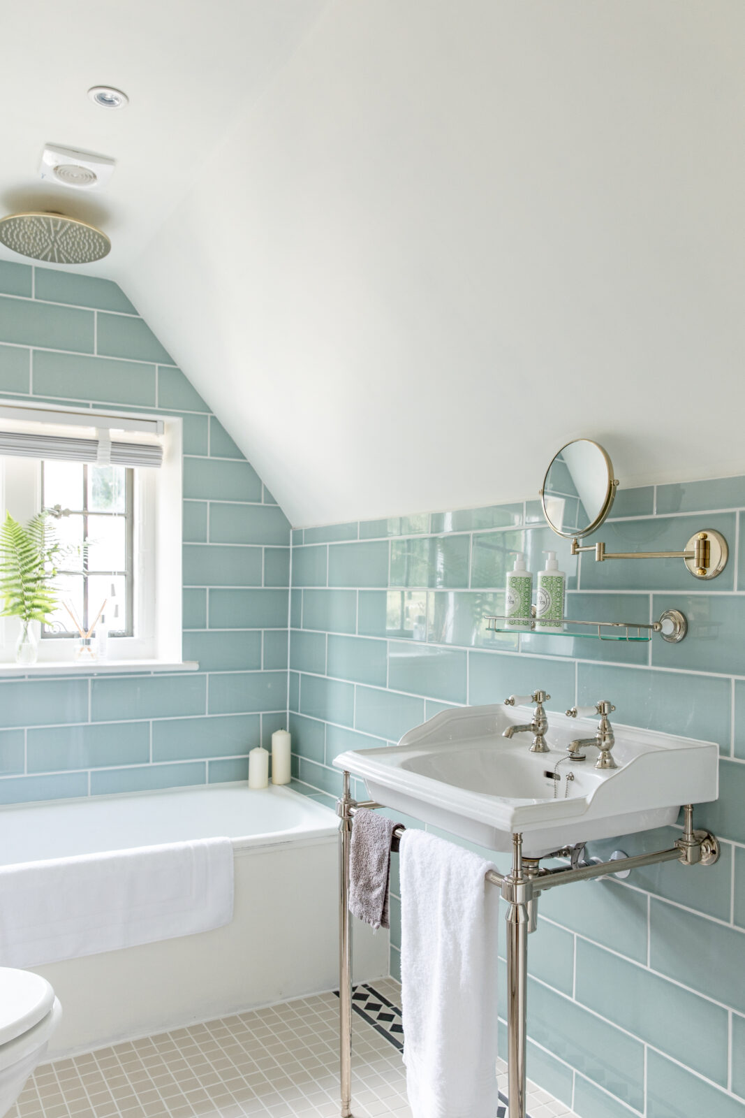 Number 3 The Square The Cotswolds cottage upper slaughter bathroom